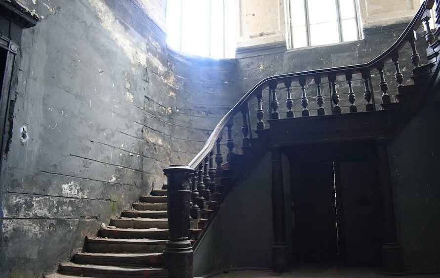 На Гродненщине выставили на аукцион дворец, где 24 года назад сняли первый белорусский фильм ужасов. Сколько просят?