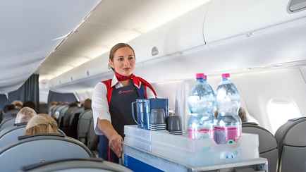 Отпуск — 53 дня. «Белавиа» объявила кастинг бортпроводников. Какую зарплату пообещали?