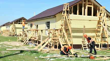 «Где никогда люди не жили» — Лукашенко призвал чиновников «подталкивать» белорусов строить жильё в «неперспективных деревнях»