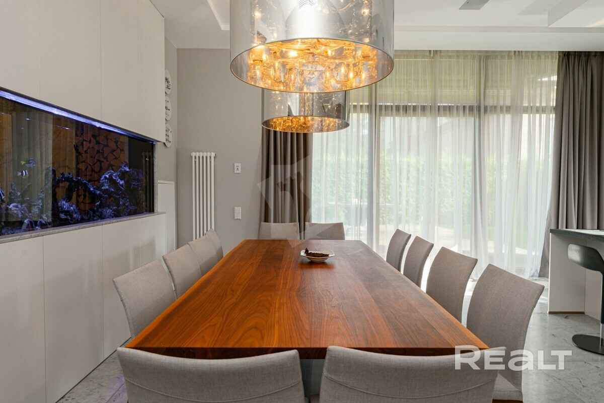 В Минске выставили на продажу 3-уровневую квартиру с баней, сауной и бассейном. Сколько попросили?