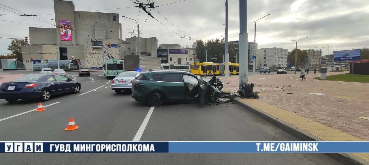 В Минске у универсала отлетели колеса после столкновения со столбом