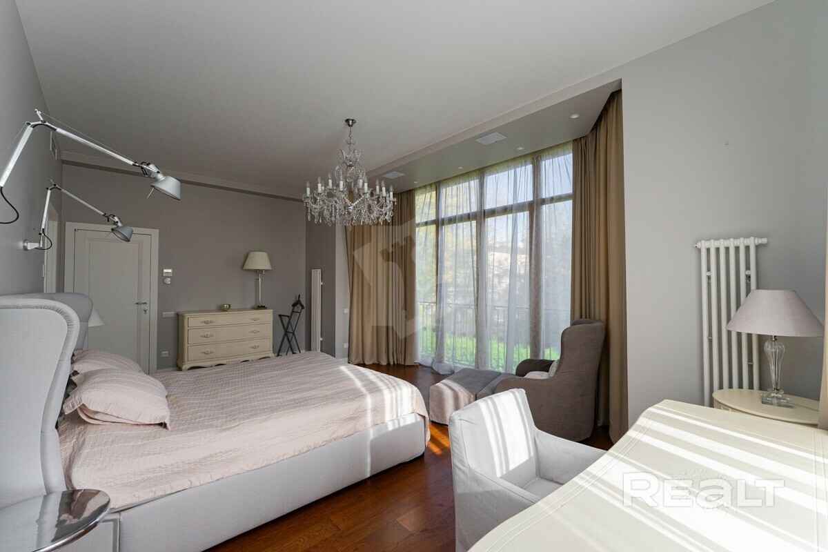 В Минске выставили на продажу 3-уровневую квартиру с баней, сауной и бассейном. Сколько попросили?