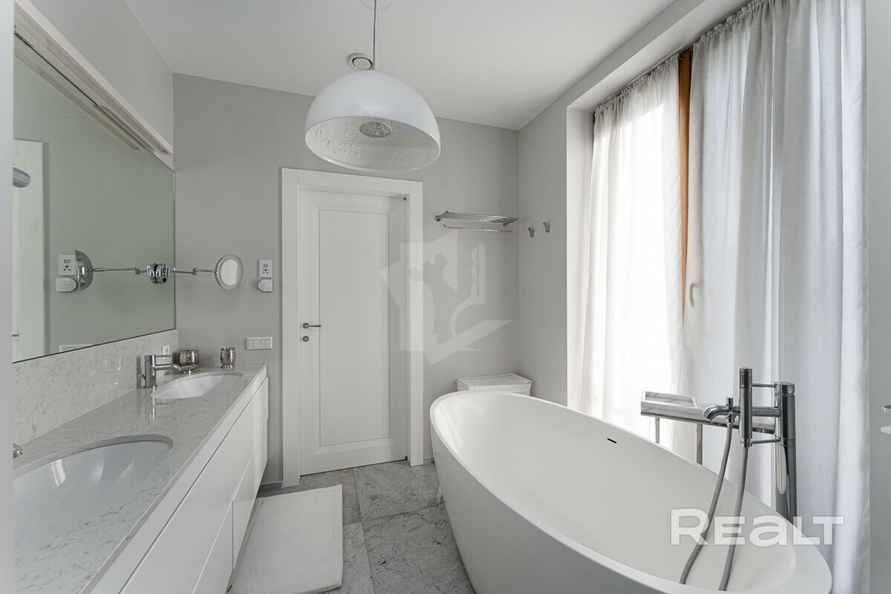 В Минске выставили на продажу 3-уровневую квартиру с баней, сауной и бассейном. Сколько попросили?