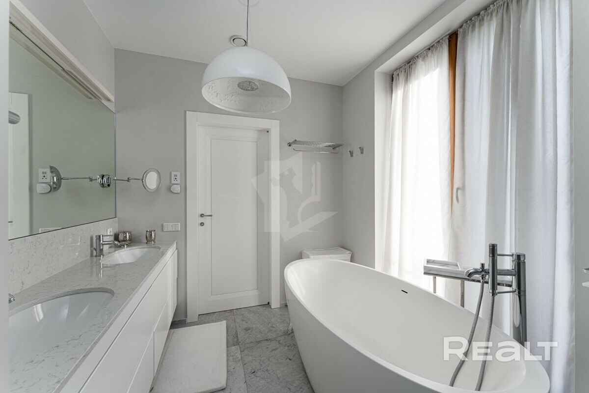 В Минске выставили на продажу 3-уровневую квартиру с баней, сауной и бассейном. Сколько попросили?