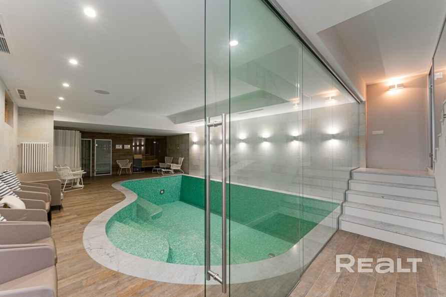 В Минске выставили на продажу 3-уровневую квартиру с баней, сауной и бассейном. Сколько попросили?