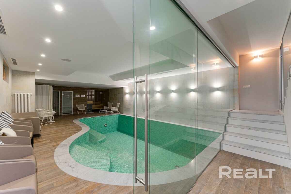 В Минске выставили на продажу 3-уровневую квартиру с баней, сауной и бассейном. Сколько попросили?