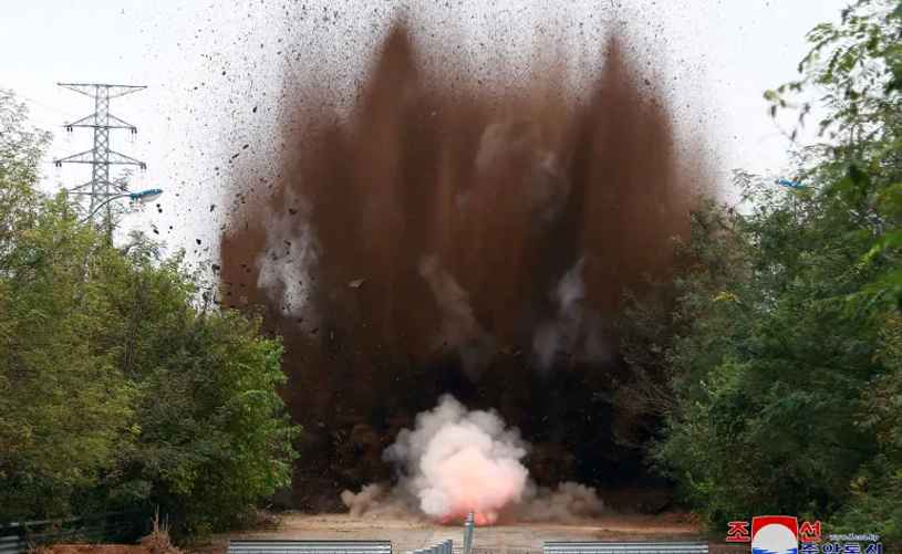 На фотографии, опубликованной официальным Корейским центральным агентством новостей, виден взрыв в неустановленном месте в Северной Корее