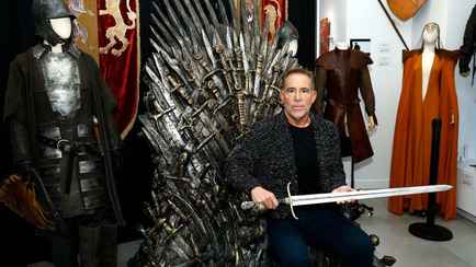 Железный трон из «Игры престолов», меч Джона Сноу и платье Дейенерис продали на аукционе. За сколько?