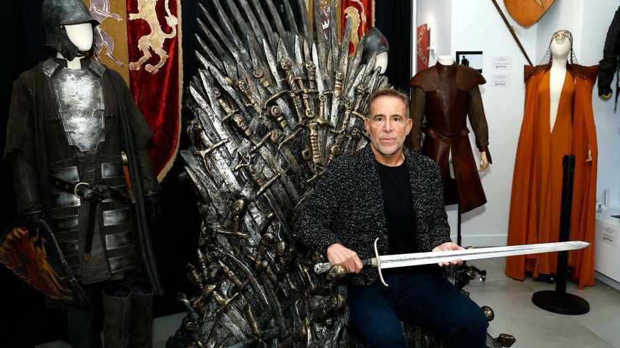 Железный трон из «Игры престолов», меч Джона Сноу и платье Дейенерис продали на аукционе. За сколько?