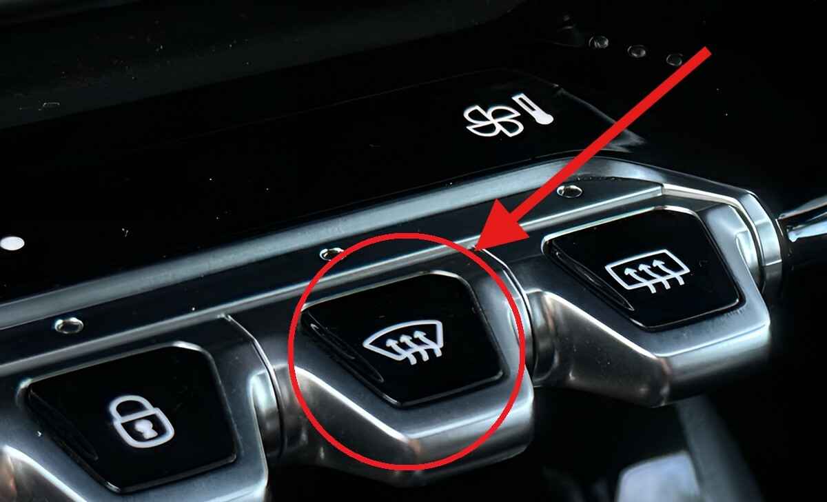 Эту скрытую функцию кнопки обогрева заднего стекла знают не все. Как поможет при вождении осенью и зимой?