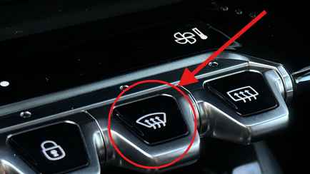 Эту скрытую функцию кнопки обогрева заднего стекла знают не все. Как поможет при вождении осенью и зимой?