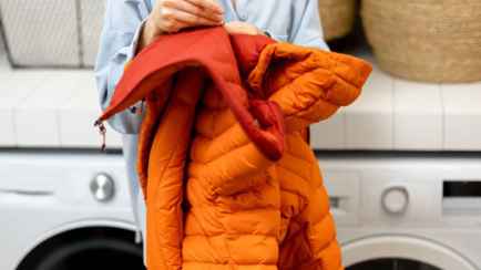 Как легко очистить пуховик без стирки? Смешайте эти 2 средства из аптечки и косметички