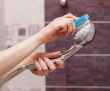 Как отмыть накипь с душевой лейки? Эти домашние растворы из 2 продуктов вернут напор воды