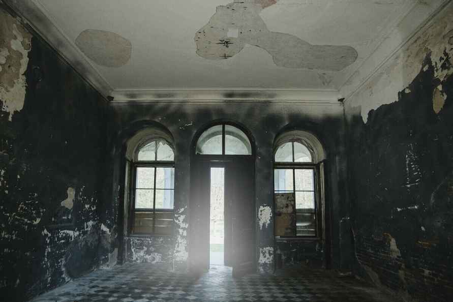 На Гродненщине выставили на аукцион дворец, где 24 года назад сняли первый белорусский фильм ужасов. Сколько просят?