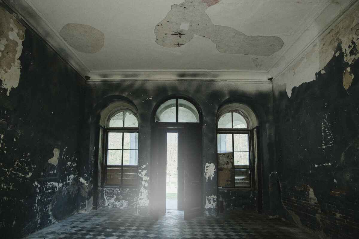 На Гродненщине выставили на аукцион дворец, где 24 года назад сняли первый белорусский фильм ужасов. Сколько просят?