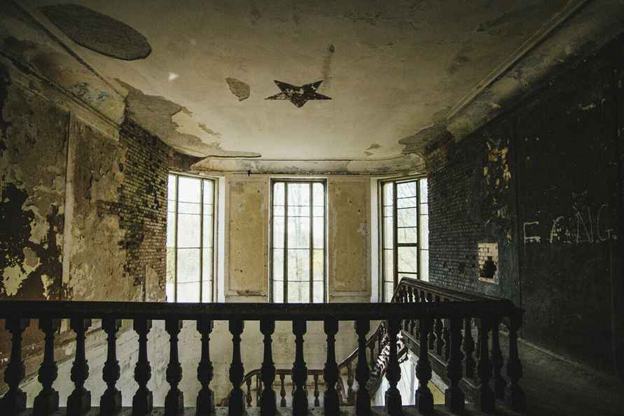 На Гродненщине выставили на аукцион дворец, где 24 года назад сняли первый белорусский фильм ужасов. Сколько просят?