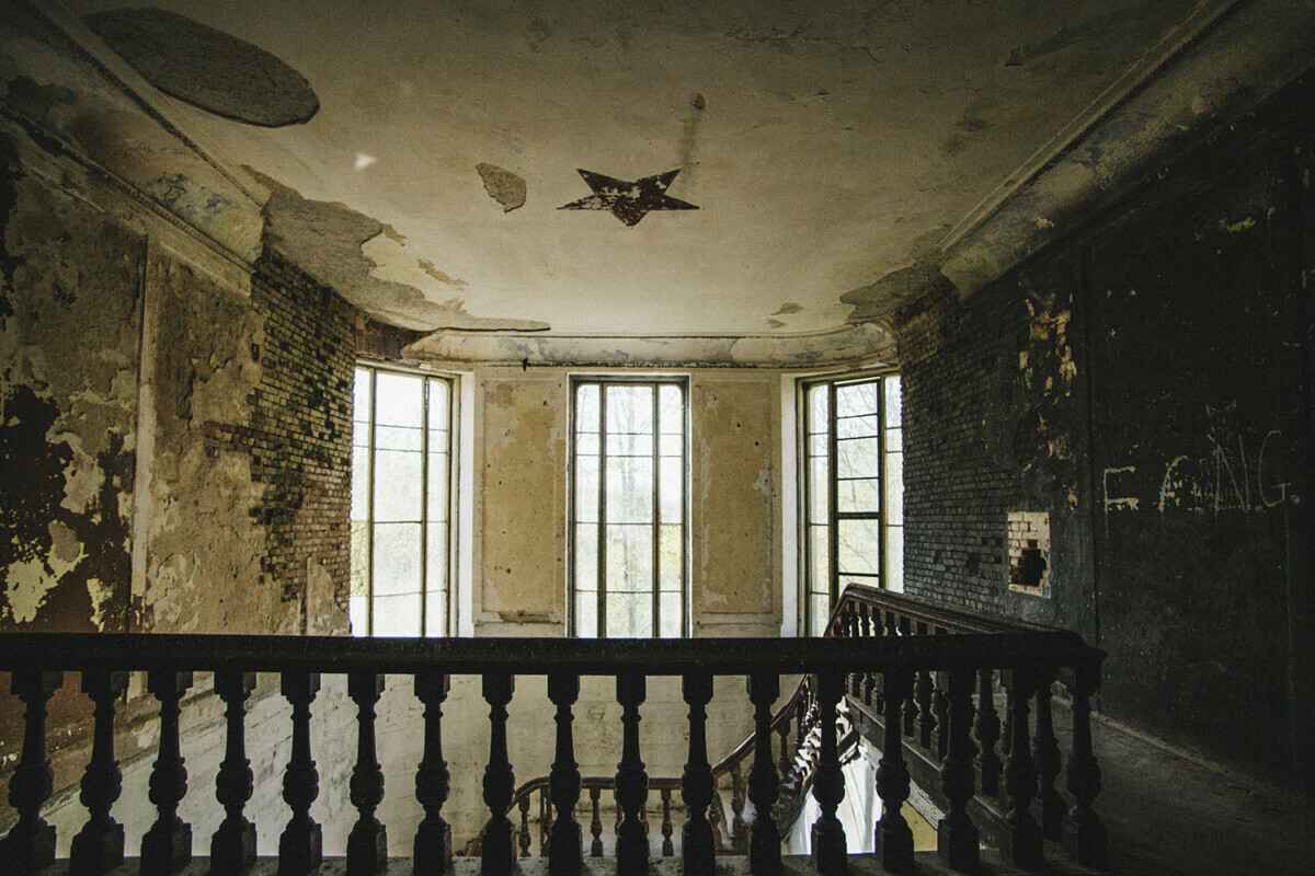 На Гродненщине выставили на аукцион дворец, где 24 года назад сняли первый белорусский фильм ужасов. Сколько просят?