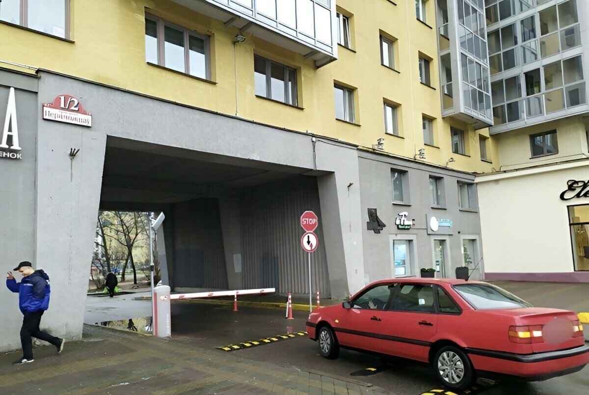 Можно ли белорусам установить шлагбаум на въезде к многоквартирному дому? В МЧС напомнили о нюансе, который всё меняет