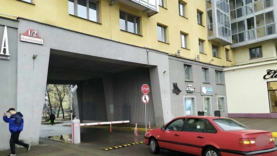 Можно ли белорусам установить шлагбаум на въезде к многоквартирному дому? В МЧС напомнили о нюансе, который всё меняет