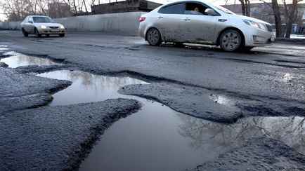 Жителей Минской области призвали жаловаться на ямы на дорогах. Куда звонить и писать?