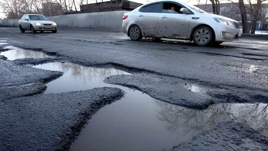Жителей Минской области призвали жаловаться на ямы на дорогах. Куда звонить и писать?