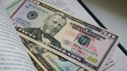 Доллар и евро синхронно подорожали, российский рубль подешевел. Что будет с «американцем» дальше?