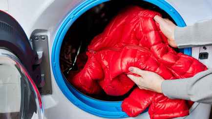 Как постирать пуховик, чтобы наполнитель не сбился в ком? Зная эти 3 хитрости, не придется тратиться на химчистку