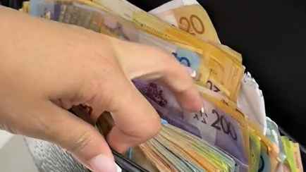 «Кем она работает?» — В TikTok показали забитую деньгами сумку клиентки белорусской маникюрщицы