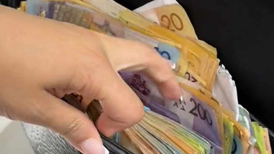 "Кем она работает?" - В TikTok показали забитую деньгами сумку клиентки белорусской маникюрщицы