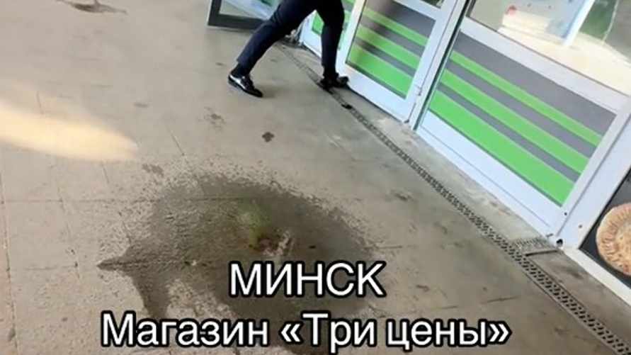 "Страшно в магазин заходить" - В Минске показали, как продавщица удерживала покупателя