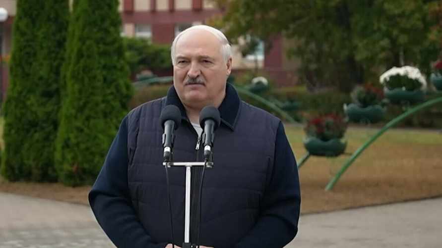 Лукашенко объяснил, почему его вертолет летел "необычно низко"