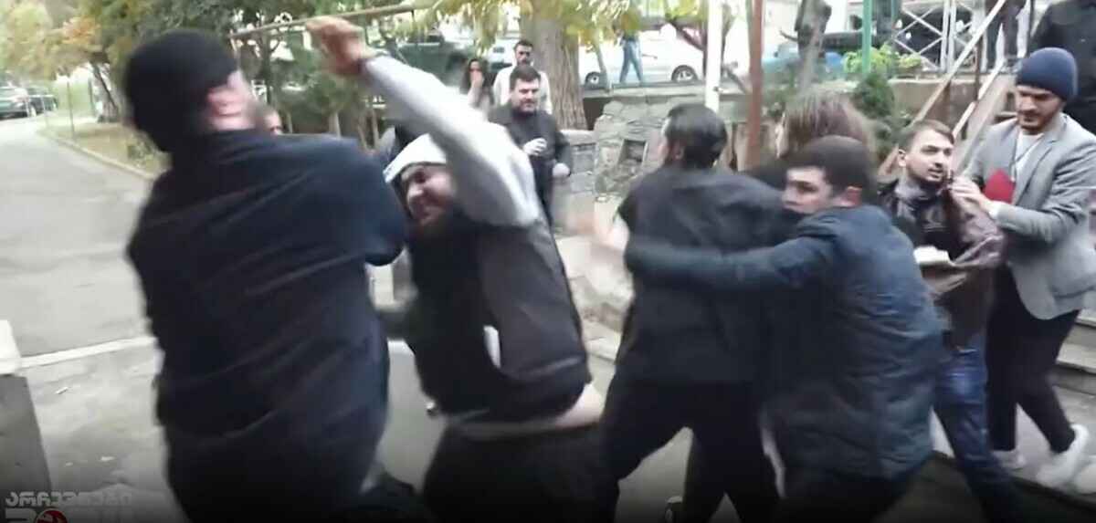 Президент Грузии потребовала убрать от избирательных участков "агрессивные группы" после драк в Тбилиси