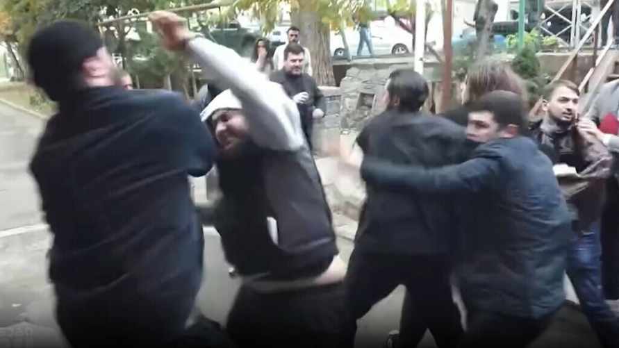 Президент Грузии потребовала убрать от избирательных участков "агрессивные группы" после драк в Тбилиси