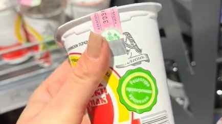 «Такого я еще не видела» — В витебском магазине заметили вино в йогуртовых стаканах. Сколько стоит?