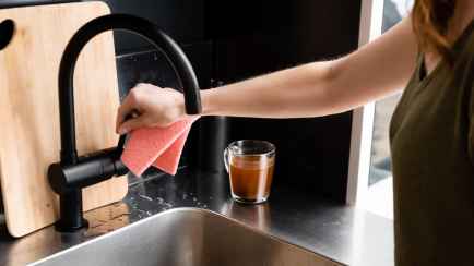Как отмыть матовые смесители? Эти 2 домашних трюка эффективно удалят налёт даже с чёрной сантехники