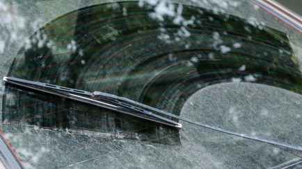 Что делать, если дворники оставляют разводы? Понадобится средство, которое есть дома у каждого