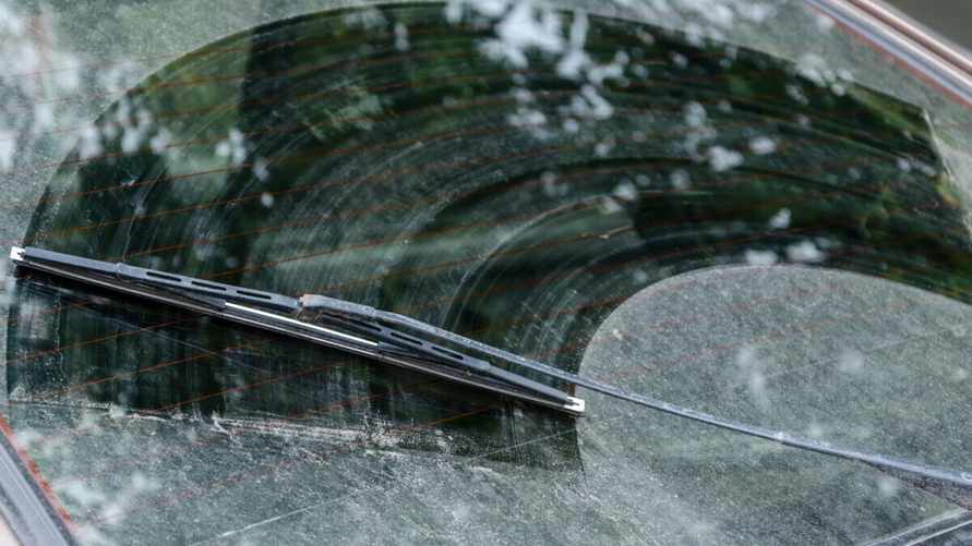 Что делать, если дворники оставляют разводы? Понадобится средство, которое есть дома у каждого