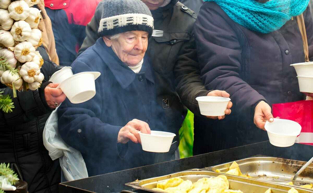 Почти половину поляков признали бедными. На сколько в месяц живут?
