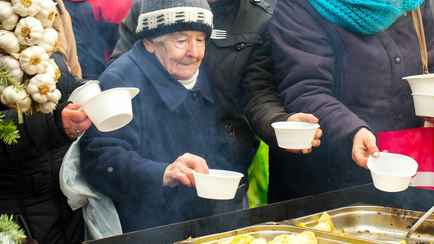 Почти половину поляков признали бедными. На сколько в месяц живут?