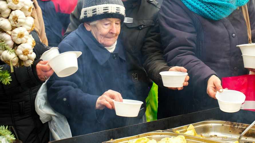 Почти половину поляков признали бедными. На сколько в месяц живут?