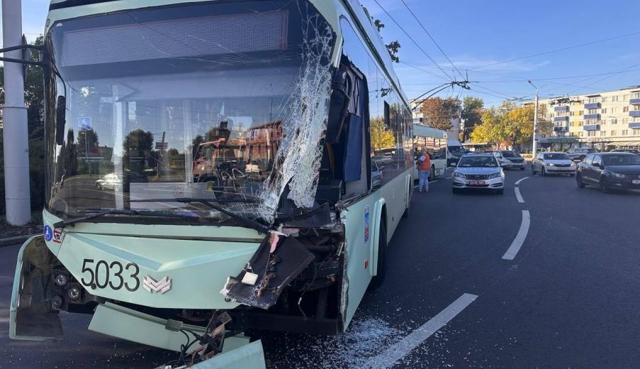 В ГАИ показали, как в Минске троллейбус врезался в фуру