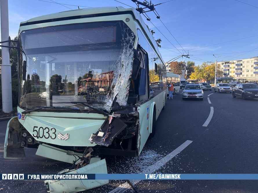В ГАИ показали, как в Минске троллейбус врезался в фуру