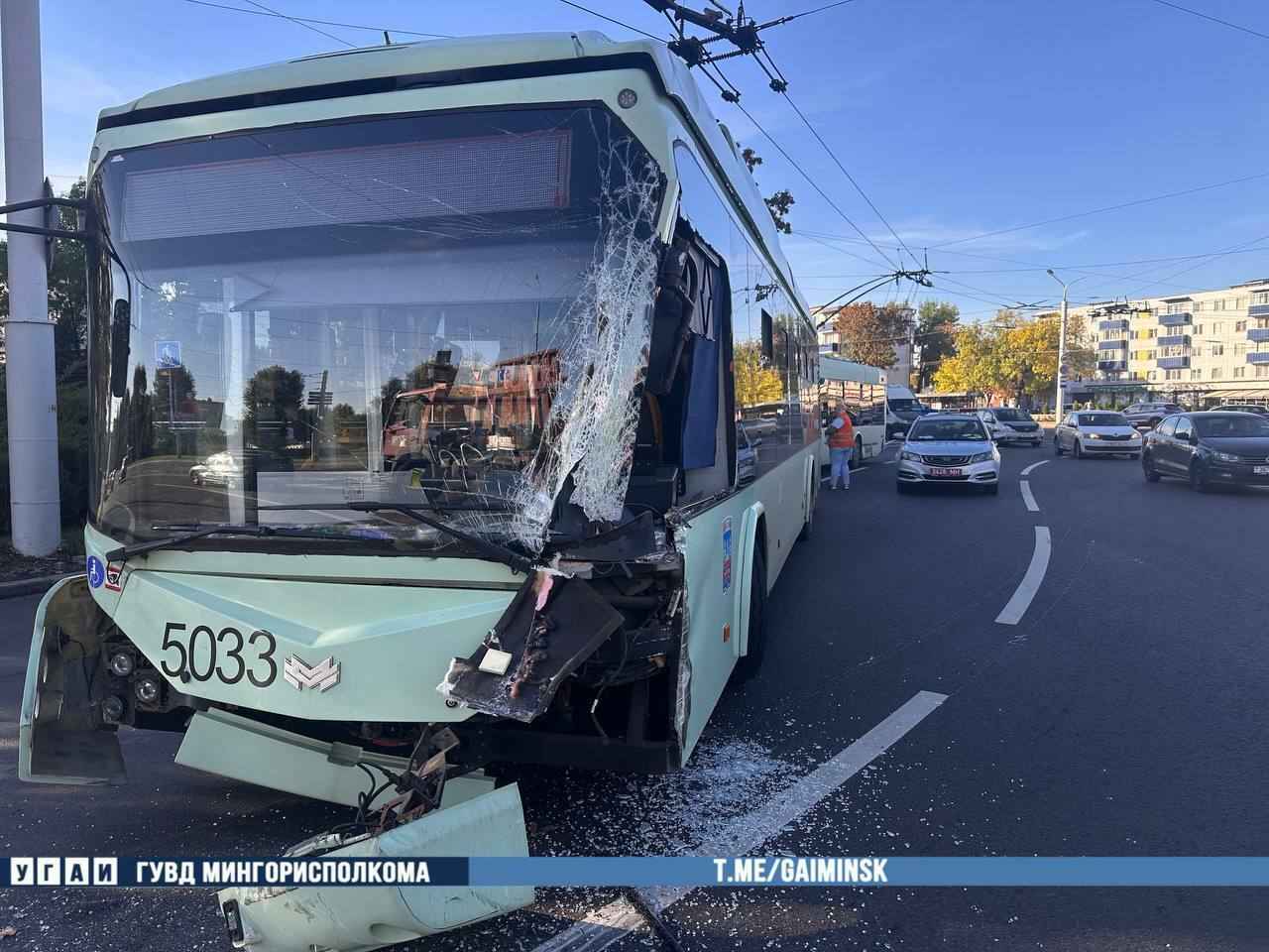 В ГАИ показали, как в Минске троллейбус врезался в фуру