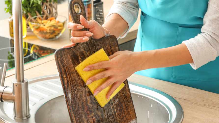 Не мойте деревянную разделочную доску средством для посуды. Вот какие 4 продукта нужно использовать для их очистки