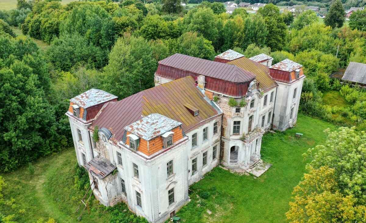 На Гродненщине выставили на аукцион дворец, где 24 года назад сняли первый белорусский фильм ужасов. Сколько просят?