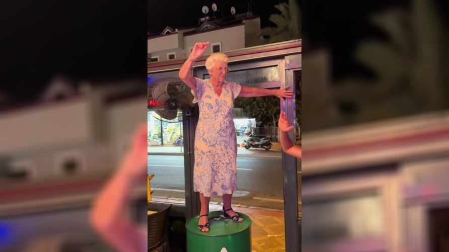"Это я в первое получение пенсии" — Видео с танцующей на столике бара бабушкой набрало 45 млн просмотров в TikTok