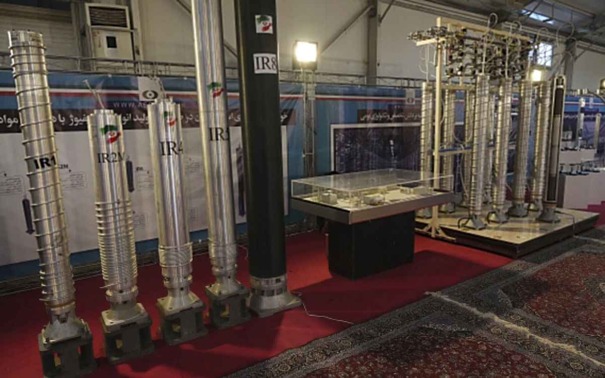 На фото центрифуги для обогащения урана иранского производства / AP