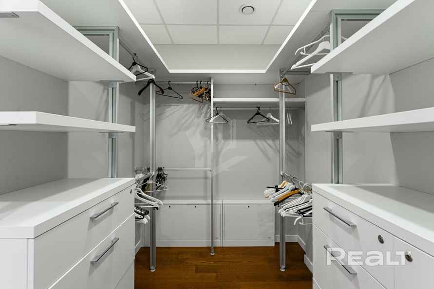 В Минске выставили на продажу 3-уровневую квартиру с баней, сауной и бассейном. Сколько попросили?