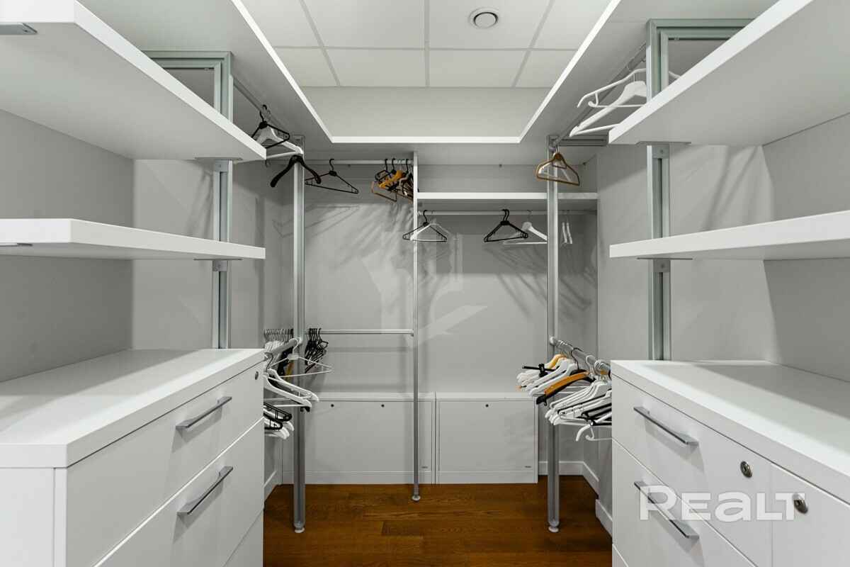 В Минске выставили на продажу 3-уровневую квартиру с баней, сауной и бассейном. Сколько попросили?