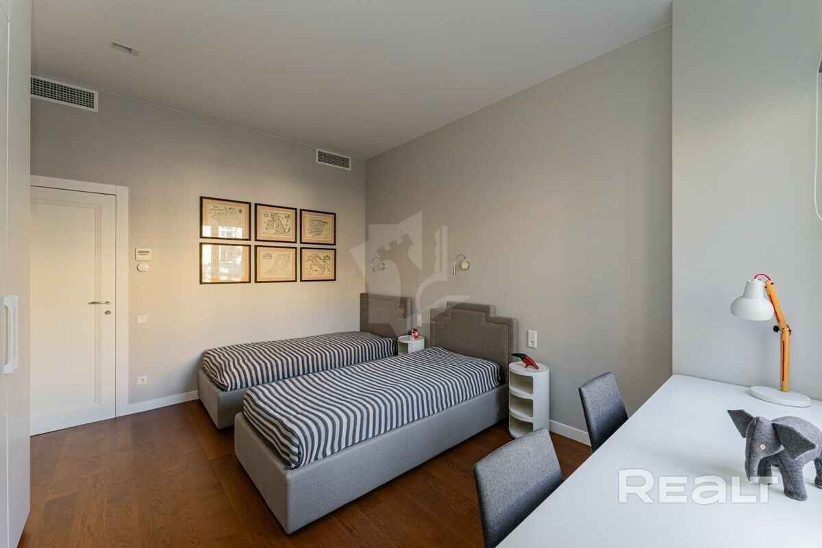 В Минске выставили на продажу 3-уровневую квартиру с баней, сауной и бассейном. Сколько попросили?